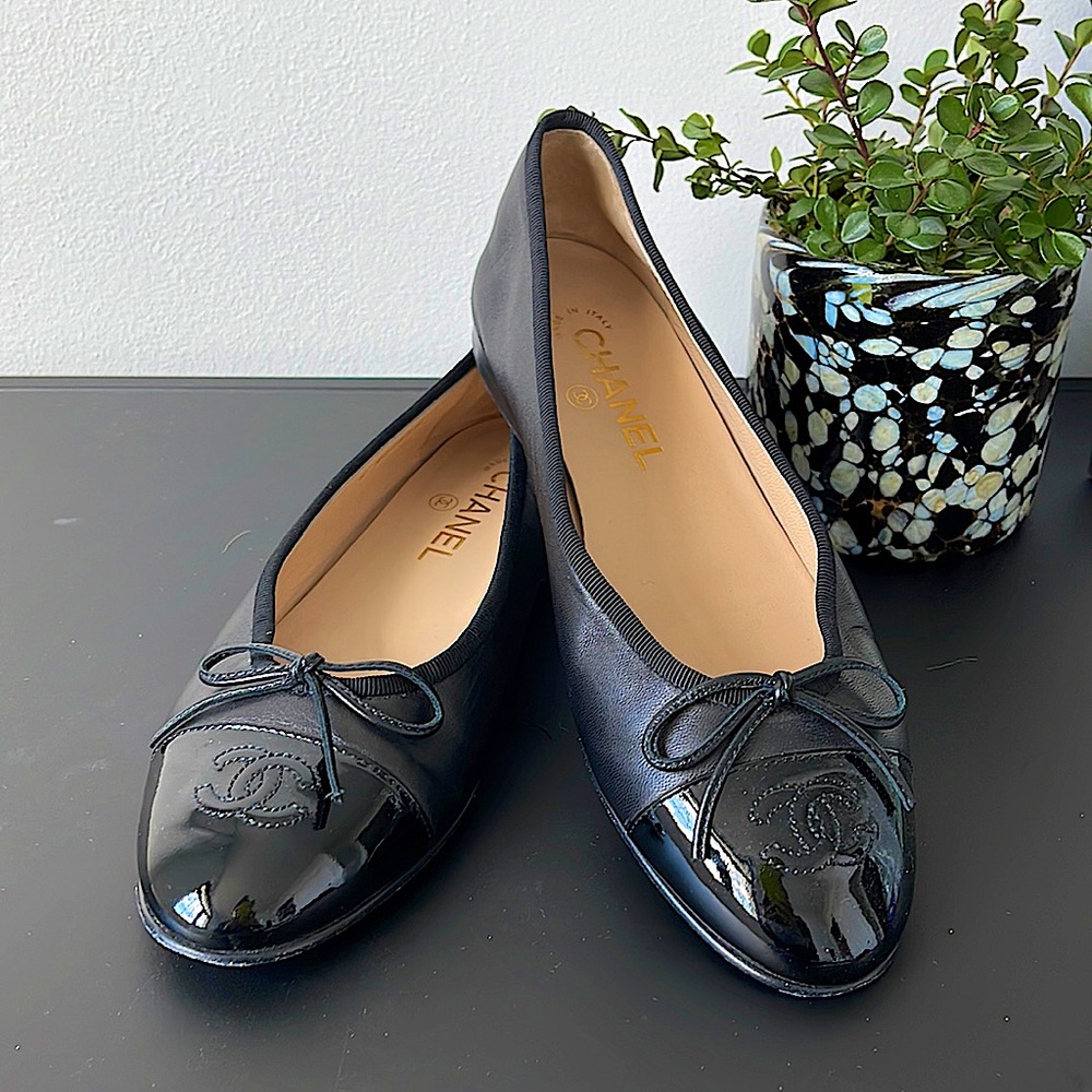 CHANEL Classic Ballet Pumps- Lambskin and Patent Toe - Picture 2 of 13